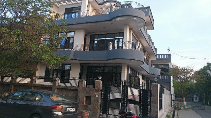 300 Sq.M Corner Simplex Kothi · Sector 48, Noida - View 1
